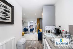 SEASIDE CHARM by BOURNECOAST - A Modern Apartment Near the Sandy Beaches - FM9580