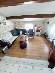 Maison de charme à Autignac avec vue sur jardin et montagne