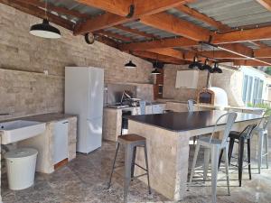 Maison conviviale avec jardin proche Avignon + piscine partagée