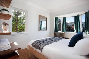 Sun-filled North Bondi Apartment moments to beach