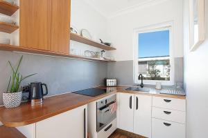 Sun-filled North Bondi Apartment moments to beach