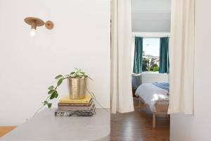 Sun-filled North Bondi Apartment moments to beach