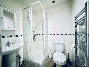 Lovely 4 bed (sleeps 8) apartment close to city