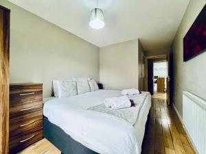 Lovely 4 bed (sleeps 8) apartment close to city