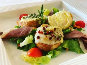Hotels Logis - Hotel & Restaurant Moulin Des Forges : photos des chambres