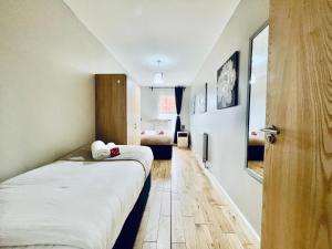 Lovely 4 bed (sleeps 8) apartment close to city