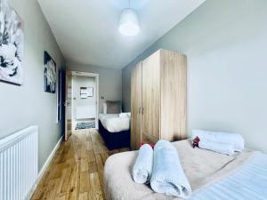 Lovely 4 bed (sleeps 8) apartment close to city