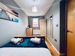 Lovely 4 bed (sleeps 8) apartment close to city