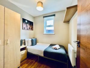 Lovely 4 bed (sleeps 8) apartment close to city