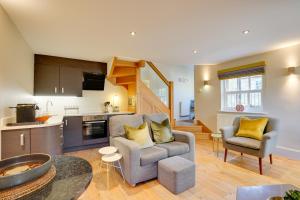 Garden Stable Cosy Stone Cottage with Parking