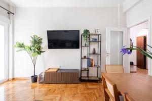 A night at the Museum, Lux apt next to the National Archaeological Museum of Athens