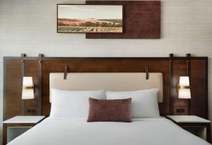 King Room with Bath Tub - Mobility and Hearing Access/Non-Smoking room in Cambria Hotel Napa Valley