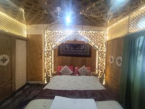 Shamus Maqbool Group Of Houseboat
