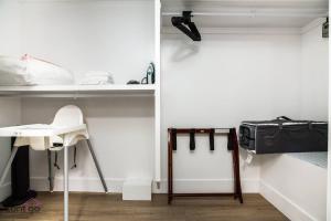 The Zen Den, King Bed, Near DT, WEM, Heated Floor, Bsmt Suite