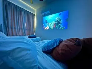 Luxury Family Fun Suites - Infinity Pool, Ps5, Private-Cinema with Balcony M1 - Kampong Permatang Batu