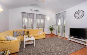 4 Bedroom Amazing Home In Mladenici 