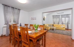 4 Bedroom Amazing Home In Mladenici 