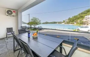 Gorgeous Apartment In Blace - Otok