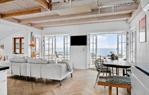 2 Bedroom Cozy Home In Sjølund