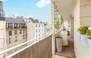 Awesome Apartment In Paris With Wifi