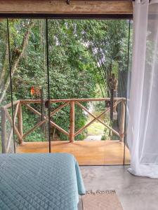 Suíte de Vidro com Cachoeira no Quintal