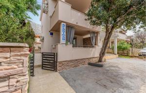 Stunning Apartment In Cesarica With Wifi
