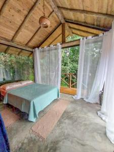 Suíte de Vidro com Cachoeira no Quintal