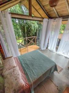 Suíte de Vidro com Cachoeira no Quintal