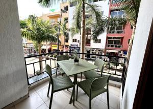 Beautiful, 2 double bedrooms apartment in Central Los Cristianos, 3 mins from the beach - 4hvězdičkové hotely ve městě Arona