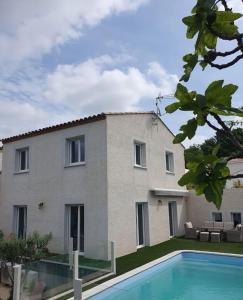 Villa sans vis-à-vis avec vue et piscine située entre Nîmes et Montpellier, à 20 minutes des plages