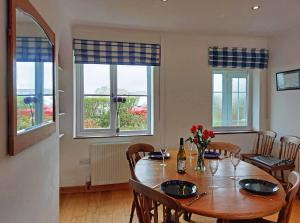 Garreg Wen - White Stone, family holiday home