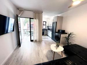 Beautiful, 2 double bedrooms apartment in Central Los Cristianos, 3 mins from the beach