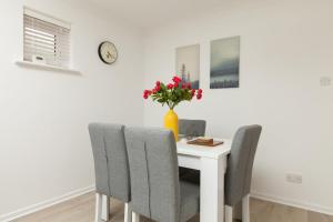 Stylish Seaside Stay – Brighton Marina Views