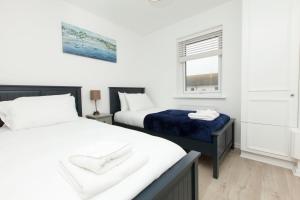 Stylish Seaside Stay – Brighton Marina Views