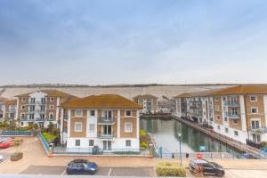 Stylish Seaside Stay – Brighton Marina Views