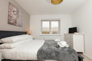 Stylish Seaside Stay – Brighton Marina Views