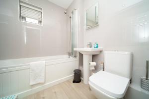 Stylish Seaside Stay – Brighton Marina Views