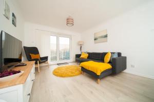 Stylish Seaside Stay – Brighton Marina Views