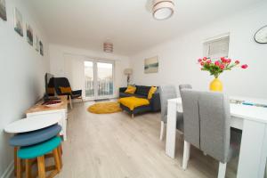 Stylish Seaside Stay – Brighton Marina Views