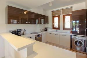 Luxury Elite Villa AJ04 complete with a private, climate controlled pool and a relaxing outdoor Jacuzzi, Aphrodite Hills Resort