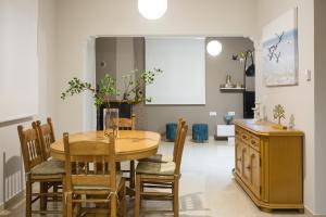 Zoes Place - 2 BD Beachfront Apartment