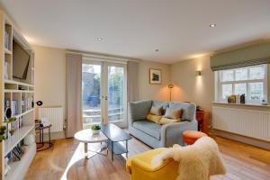 South Stable Cosy Stone Retreat with Parking