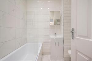 Charming 1 Bedroom Flat with Private Patio - West London, Kensington, Earls Court, Chelsea