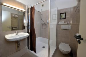 Hotels The Originals City, Hotel du Faucigny, Cluses Ouest : Chambre Double Confort