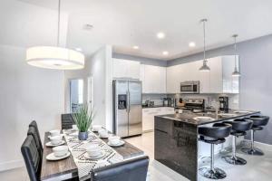 Pond view pool home close to Disney TR17508PA - 3 bedrooms - 3 bath - waterview