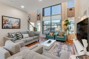 Luxe Newark Retreat with Rooftop Deck Pets Welcome! - Irvington