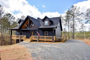 Mountain Peak Lodge:Games and Views Meet