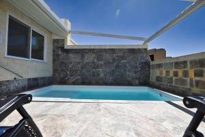 Ġarra Farmhouse with Heated Pool