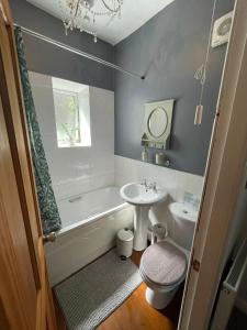 The Little Hideaway - Historic Gem off Haworth Main Street -Log Fire