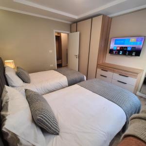 Whispering Dawn Apartment, accommodates 4, Next to City Center, with AC and WiFi